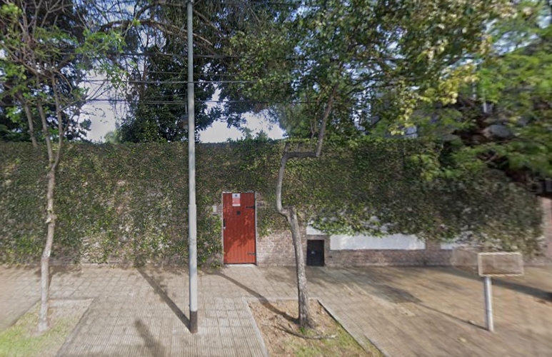 Entrada residencia para adultos mayores en Olivos
