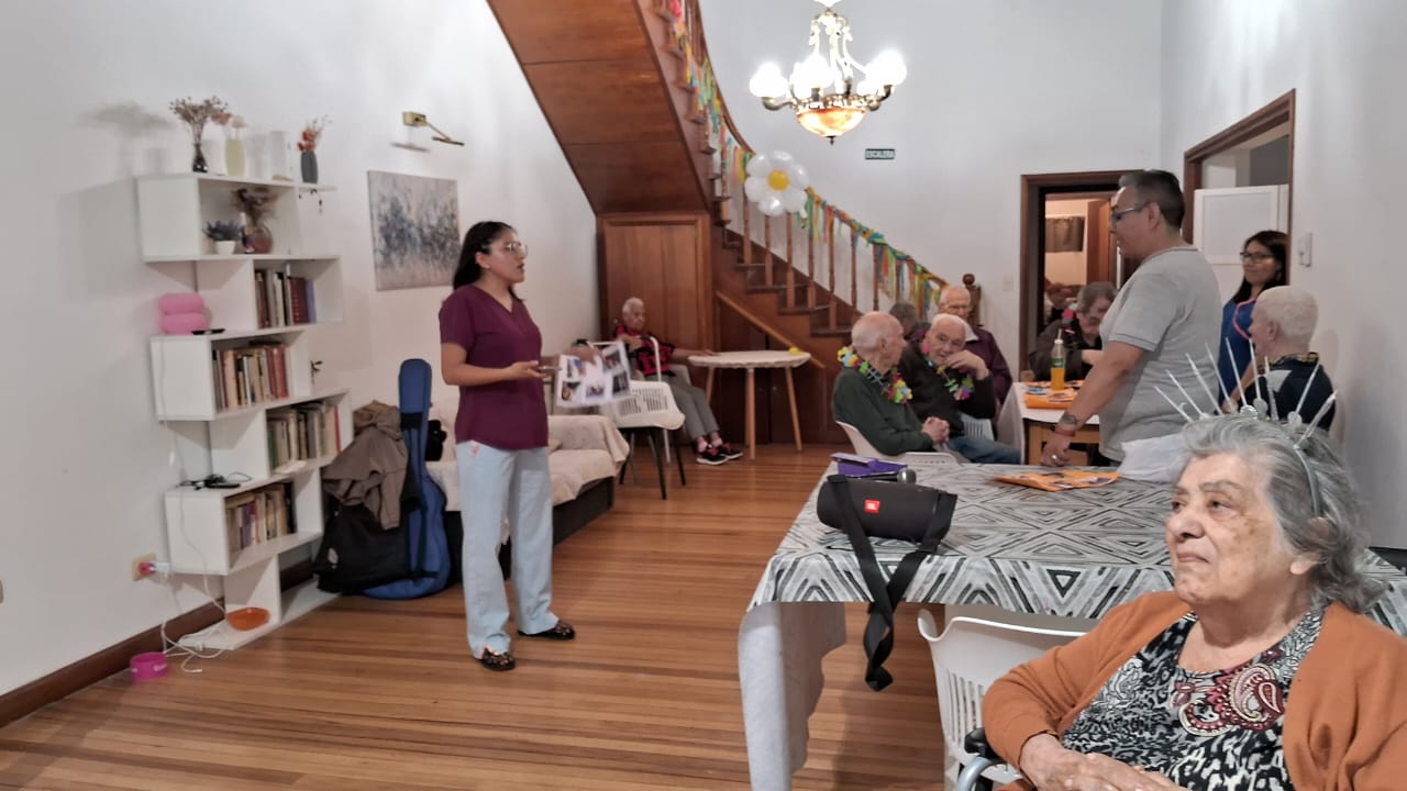 Residencia geriátrica en Olivos realizando actividades recreativas