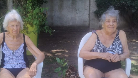 Adultos mayores realizando actividades guiadas al aire libre