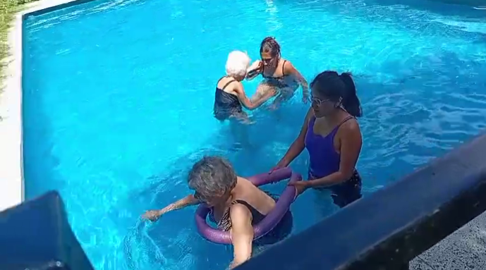 Adultos mayores realizando actividades guiadas al aire libre