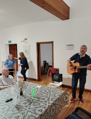Adultos mayores realizando actividades guiadas